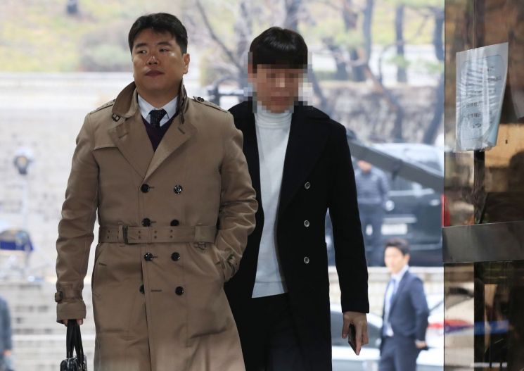 '버닝썬 사태' 폭행 사건 피의자버닝썬 이사 장모 씨가 21일 오전 서울중앙지법에 열린 구속 전 피의자 심문(영장실질심사)에 출석하고 있다. 2019.3.21 [이미지출처=연합뉴스]