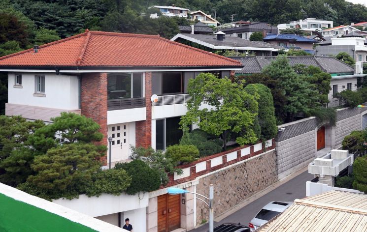 미납 추징금 환수를 위해 공매에 부쳐진 전두환 전 대통령의 서울 서대문구 연희동 자택이 6번째 공매 끝에 21일 오전 51억3천700만원에 낙찰됐다. 2019.3.21 [연합뉴스 자료사진]