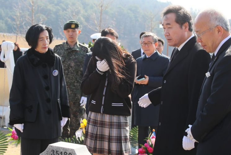 제4회 서해수호의날을 맞아 이낙연 국무총리가 22일 대전시 유성구 국립대전현충원 천안함 묘역에서 고 박경수 상사의 자녀를 위로하고 있다. (사진=연합뉴스)