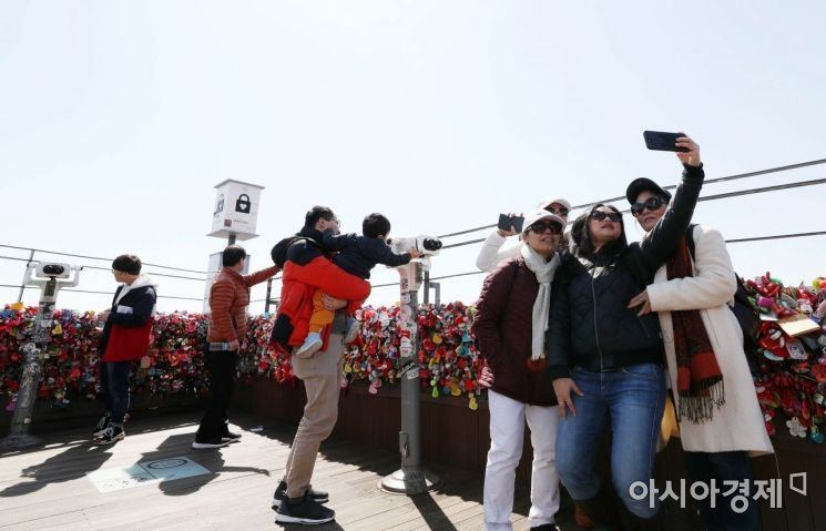 [포토]미세먼지 농도 '보통' 즐거운 관광