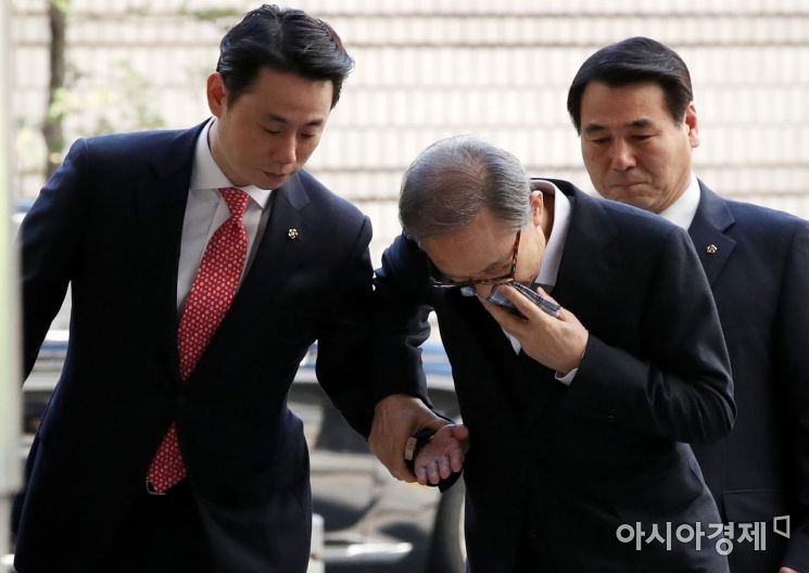 [포토] 이명박, 법원 향하며 휘청