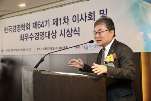 이상직 중소기업진흥공단 이사장이 22일 서울 더플라자호텔에서 '2019 한국경영학회 최우수경영 대상'을 수상한 뒤 소감을 밝히고 있다.