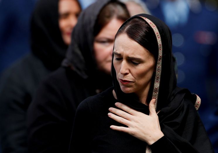 [포토]히잡 쓴 뉴질랜드 총리, 테러 희생자 추모