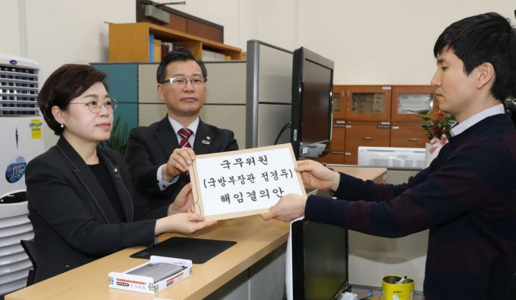 한국당, 정경두 국방부 발언 문제 삼아 '해임건의안' 제출 
