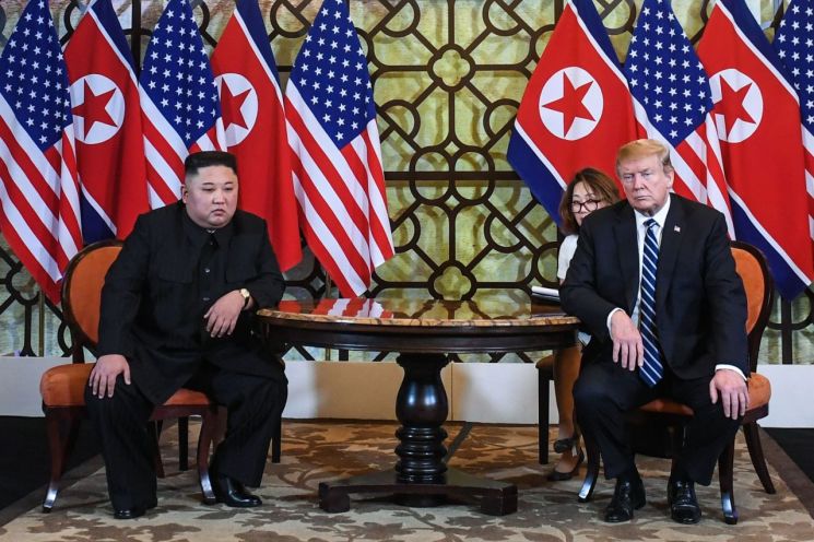 도널드 트럼프 미국 대통령(오른쪽)과 김정은 북한 국무위원장이 지난달 28일(현지시간) 베트남 하노이의 소피텔 레전드 메트로폴 호텔에서 단독 정상회담 도중 심각한 표정을 하고 있다. [이미지출처=연합뉴스]