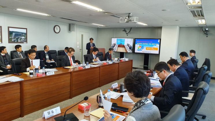 한국동서발전 이사진들이 안전분야 점검을 위한 이사회를 진행하고 있다.