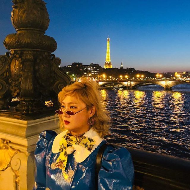 박나래, 파리에서도 빛나는 독특한 패션 감각…"이 구역의 어깨 깡패"