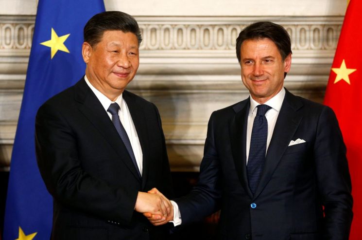 23일(현지시간) 로마에서 시진핑 중국 국가주석(왼쪽)과 주세페 콘테 이탈리아 총리가 악수하고 있다. [이미지출처=로이터연합뉴스]