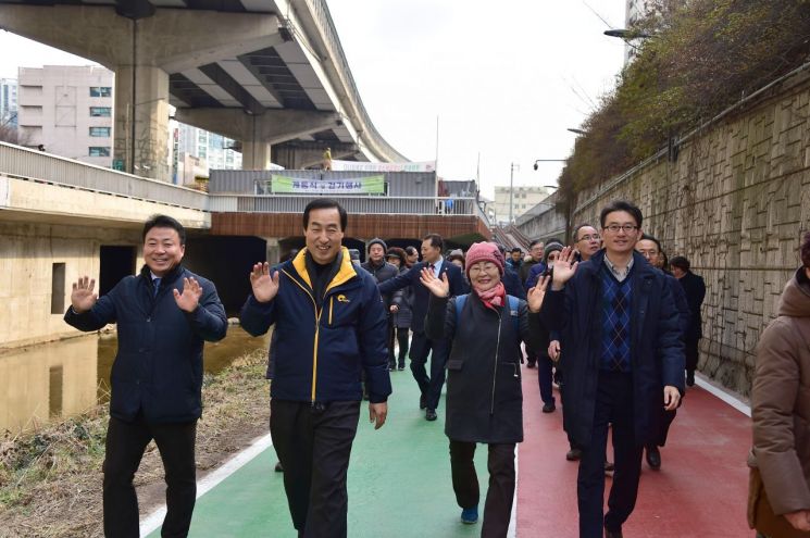  홍제천 산책로 50년 만에 이어졌다