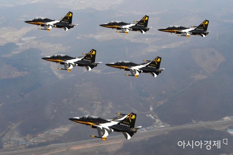 공군 창군 70주년 이미지를 입힌 블랙이글스 항공기가 공중에서 비행을 실시하고 있다. (사진=공군)