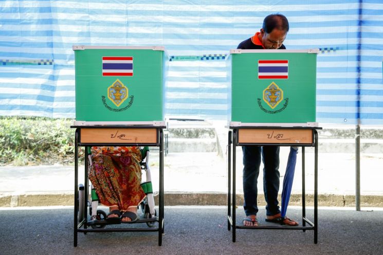 태국에서 총선이 실시된 24일(현지시간) 수도 방콕의 한 투표소를 찾은 유권자들이 한 표를 행사하고 있다. (사진=EPA연합뉴스)
