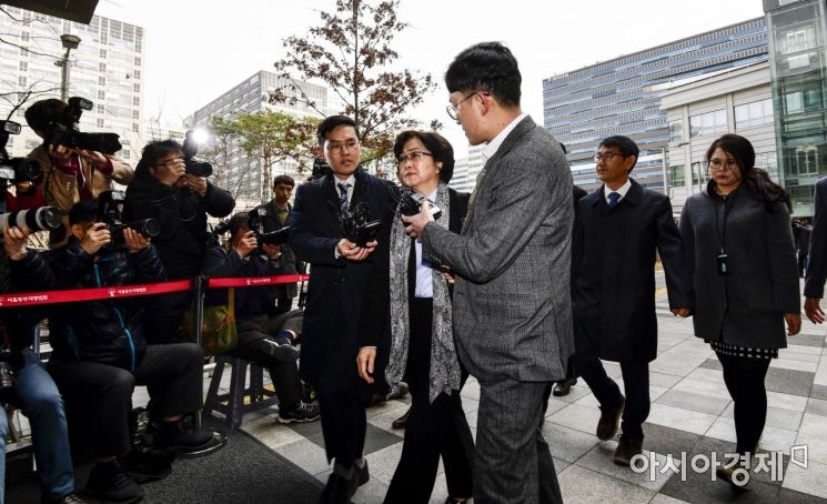 [포토]법정 들어서는 김은경 전 환경부 장관