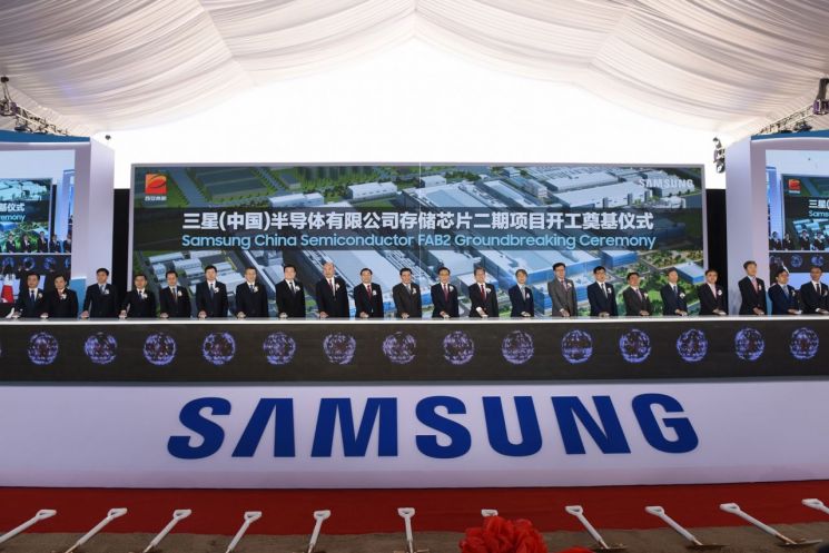 삼성전자는 지난해 3월 28일 오전 중국 산시성(?西省) 시안시(西安市)에서 ‘삼성 중국반도체 메모리 제 2라인 기공식’을 실시했다./사진=삼성전자.