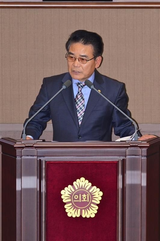 박상구 의원이 지난해 11월19일  박원순 서울시장에게 소형주차장 필요성을 지적하고 있다.