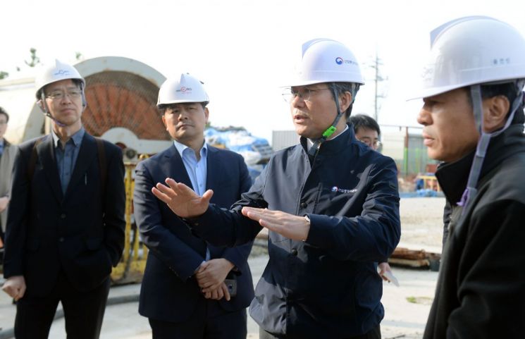 성윤모 산업부 장관(오른쪽 두 번째)이 지난달 25일 오후 포항지열발전소를 찾아 원상복구에 필요한 조치를 확인하고 있다.