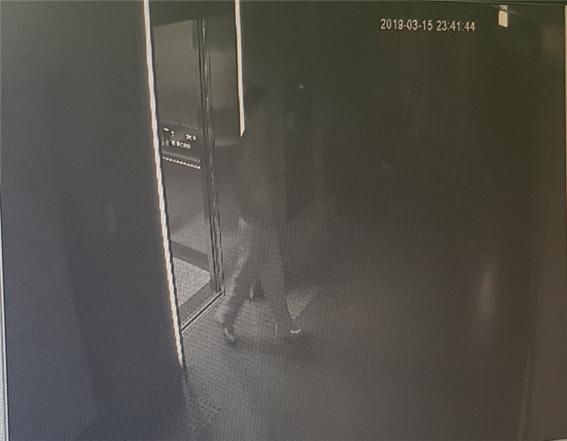서씨가 범행후 입원중인 병원으로 들어오는 모습.  사진제공=광주 북부경찰서