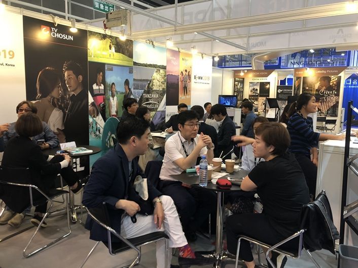 지난 18일부터 홍콩 전시컨벤션센터에서 열린 홍콩 필마트에서 한국공동관에 참여한 국내 콘텐츠업계 관계자들이 상담을 진행하고 있다.<한국콘텐츠진흥원 제공>