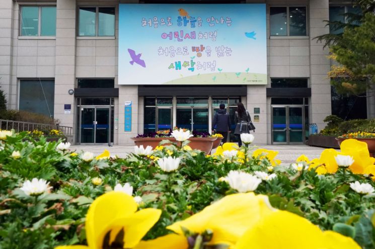 [포토]‘처음으로 하늘을 만나는 어린새처럼, 처음으로 땅을 밟는 새싹처럼’