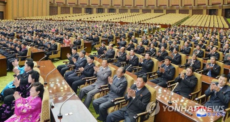 2017년 12월 21일 북한 조선노동당의 과학연구사업에서 공로를 세운 과학자, 기술자, 교원 등 3대혁명 소조원들에 대한 국가표창식이 열리고 있다(사진=연합뉴스).