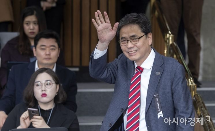 곽상도 자유한국당 의원이 취재진의 집중 조명을 받자 웃으며 손을 흔들고 있다./윤동주 기자 doso7@
