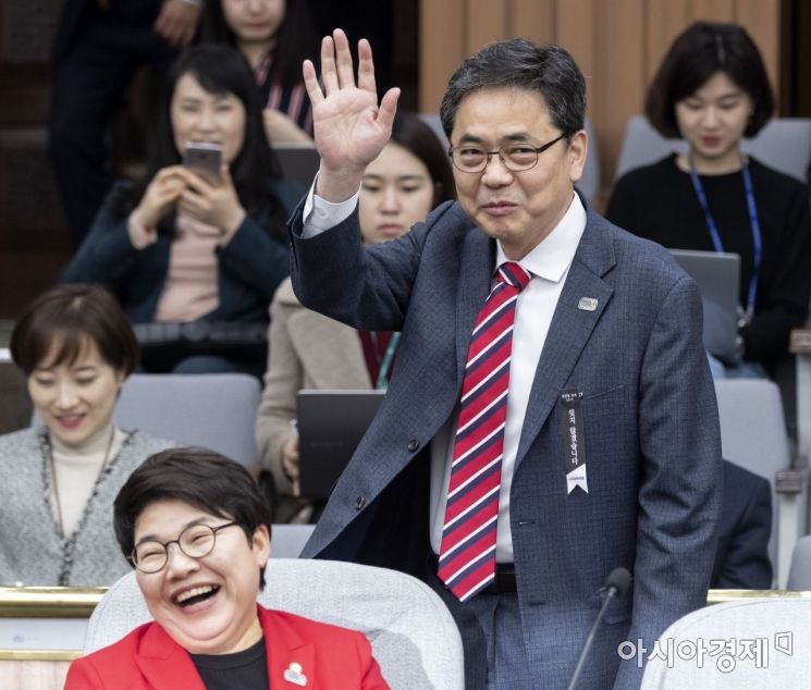 취재진의 집중 조명을 받은 곽상도 자유한국당 의원이 활짝 웃으며 손을 흔들고 있다. 임이자 의원도 역시 활짝 웃고 있다./윤동주 기자 doso7@