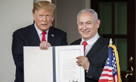 도널드 트럼프 미국 대통령(사진 왼쪽)이 25일(현지시간) 미국 워싱턴DC 백악관에서 베냐민 네타냐후 이스라엘 총리와 회담을 가졌다.