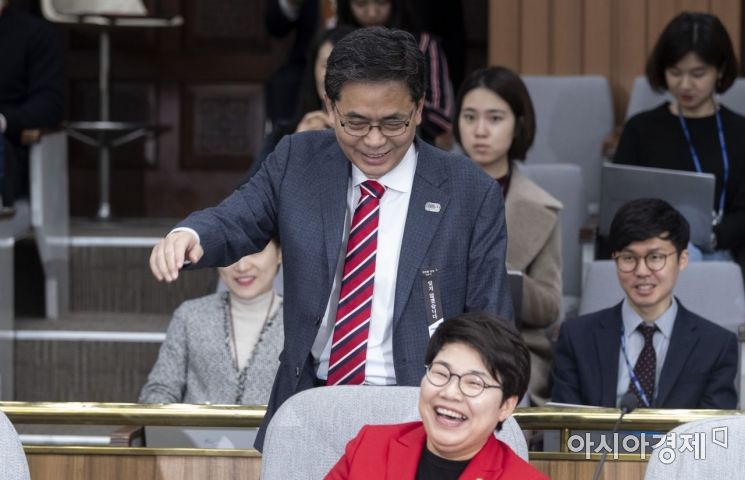 활짝 웃는 임이자 의원에게 곽상도 의원이 악수를 청하고 있다./윤동주 기자 doso7@