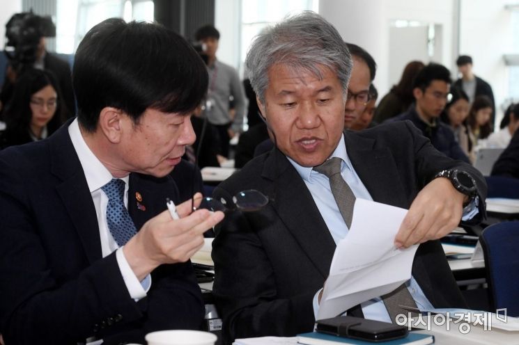 [포토] 대화하는 김수현 실장과 김상조 위원장