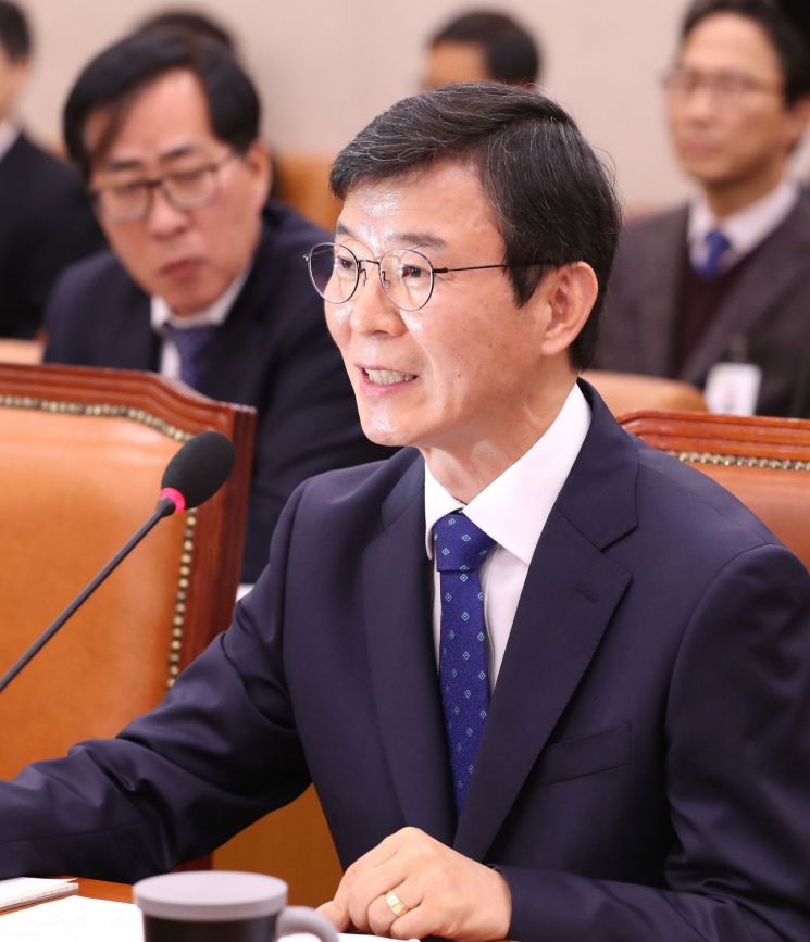 문성혁 후보자 "장남 특혜채용 사실이면 사퇴하겠다"