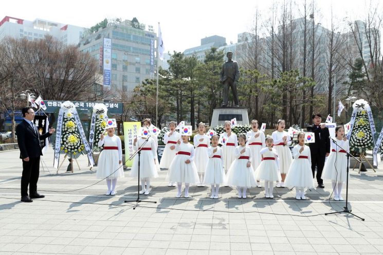 안중근 의사 순국 109주기 추념식에서 한국아카데미 소년소녀합창단이 안중근 옥중가와 독립군가를 부르고 있다. [사진=부천시]