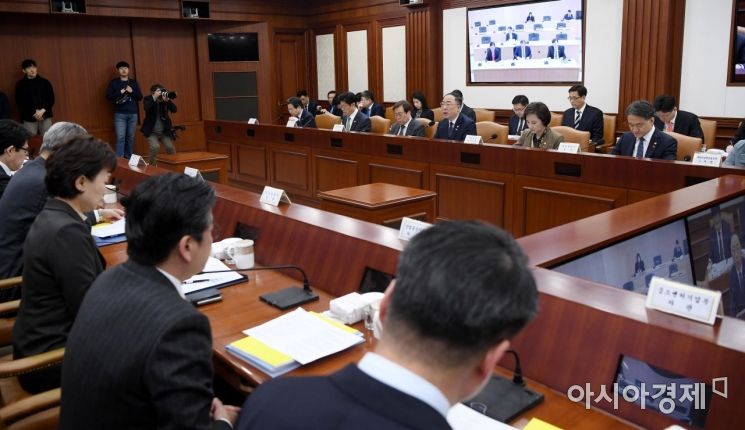 공무원이 규제 발굴…저축은행서 해외 송금·수금 가능해진다 