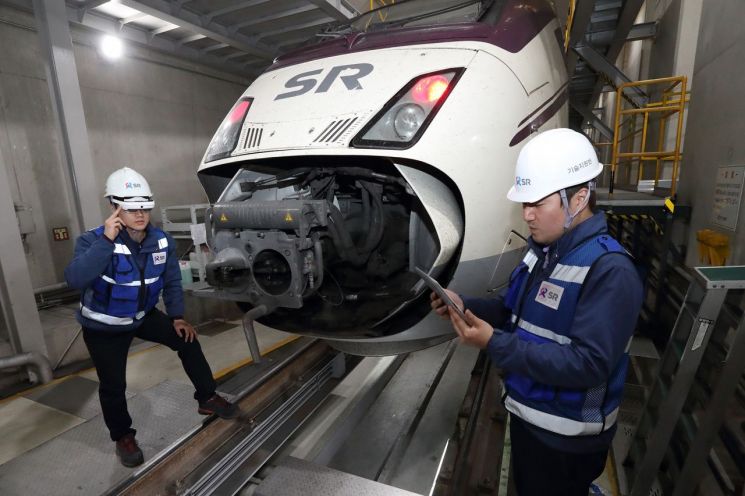 KT는 27일 SR과 함께 서울 SRT 수서역에서 ‘5G 스마트스테이션을 위한 ICT 사업 MOU’를 체결하고 5G 기술로 스마트한 수서고속철을 구축한다고 밝혔다. 서울 수서역 SRT 정비소에서 SR 정비 직원들이 KT 5G AR 스마트안경을 이용해 열차를 정비하고 있다.