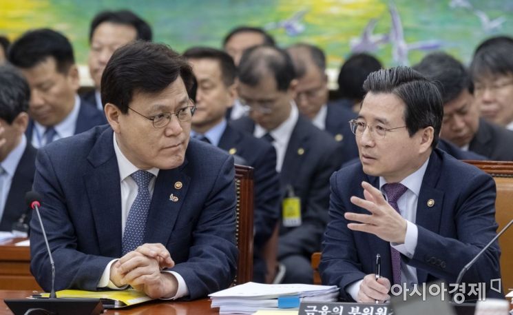 최종구 금융위원장(왼쪽)이 27일 국회 정무위 전체회의에 출석, 회의 시작 전 김용범 부위원장과 이야기를 나누고 있다./윤동주 기자 doso7@