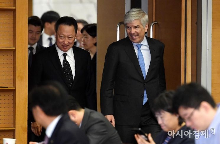 [포토] 강연장 들어서는 폴 로머 교수