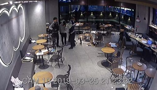 지난 25일 밤 부산 한 대학교 앞 커피숍에서 흉기를 휘둘러 여성을 남성 검거장면.사진=부산경찰청 제공