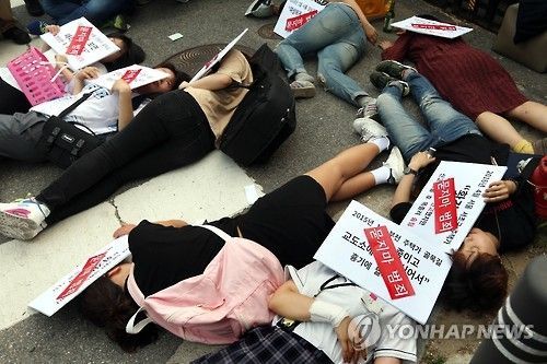 지난 2016년 5월 23일 오후 서울 서초경찰서 앞에서 SNS를 통해 모인 20대 여성들이 최근 강남역 인근 주점 화장실 살인사건에 대해 정신질환자의 '묻지마 범죄'라고 규정한 경찰의 결론을 규탄하는 퍼포먼스를 벌이고 있다. 사진=연합뉴스