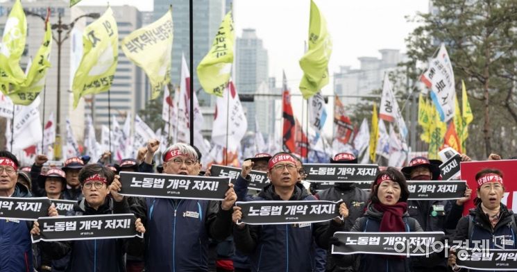 민주노총 "노동기본권 보장하라"…국회 앞서 1만명 집회 