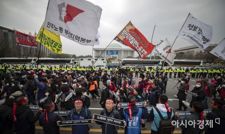 [포토] 민주노총, '노동법 개정 반대' 행진