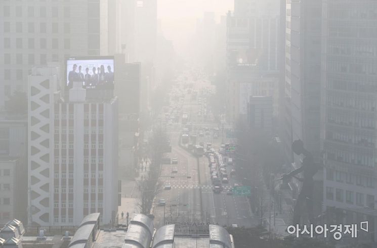 출근길 미세먼지 농도가 '나쁨'에서 '매우 나쁨' 수준을 보인 28일 서울 광화문 사거리가 뿌연 모습을 보이고 있다. /문호남 기자 munonam@