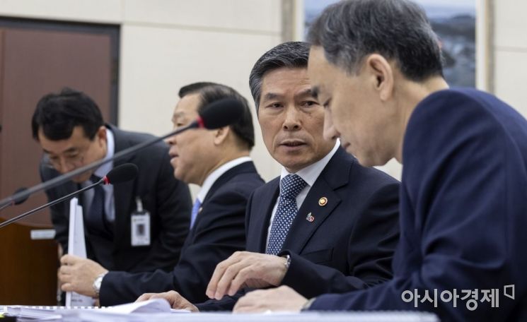 [포토] 이야기 나누는 정경두 장관-왕정홍 청장