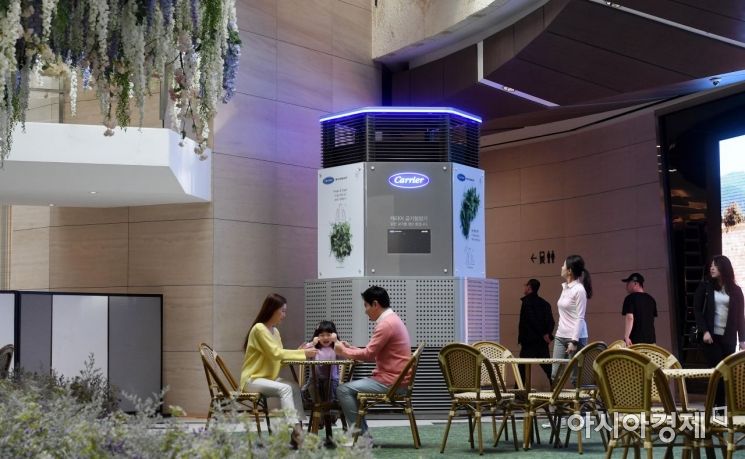[포토] 쇼핑몰에 설치된 초대형 공기청정기
