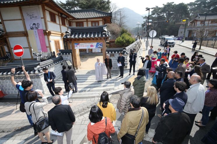 세계기자대회 참석 기자들 천년고찰 진관사·은평한옥마을 견학 