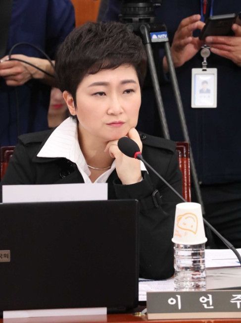 이언주 바른미래당 의원이 27일 국회 산업통상자원중소벤처기업위원회 전체회의에 참석해 있다.사진=연합뉴스