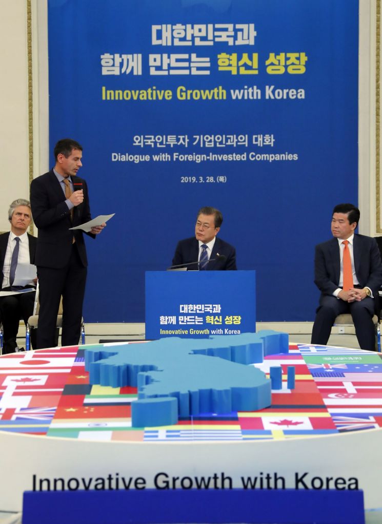 문재인 대통령이 28일 오전 청와대 영빈관에서 열린 외국인투자기업인과의 대화에서 디미트리스 실라키스 주한유럽상의 회장의 발언을 듣고 있다.
사진=연합뉴스