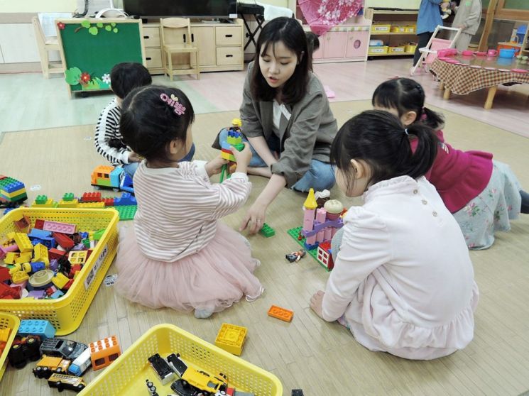 광주광역시교육청이 만 3세 유아들의 유치원 생활 적응과 유치원 교사들의 업무 경감을 위해 실시한 ‘유치원 처음학교 적응지원 사업’ 예비교사들의 활동 모습. 사진=광주광역시교육청