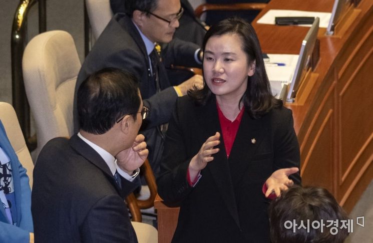 [포토] 이야기 나누는 홍영표 원내대표-신보라 의원