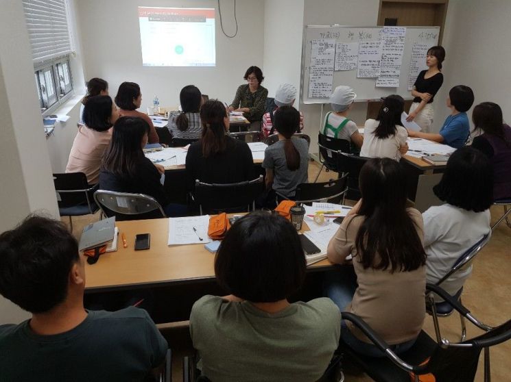 지난해 광주복지재단이 사회복지기관 대상 미션·비전 컨설팅을 진행하고 있는 모습. 사진=광주복지재단