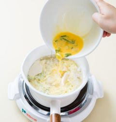 4. 다시마 국물에 순두부와 새우젓을 넣고 끓이다가 달걀물을 둘러가며 넣은 다음 소금과 후춧가루로 간한다.