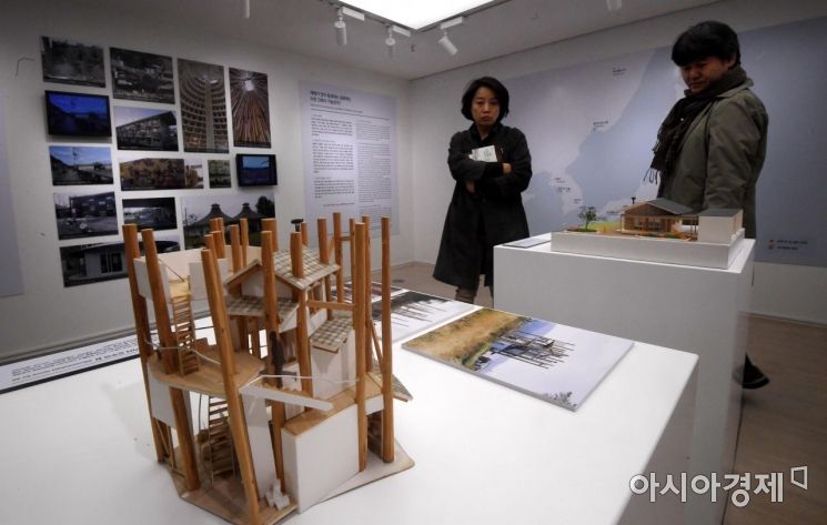 [포토] 서울도시건축전시관 둘러보는 시민들