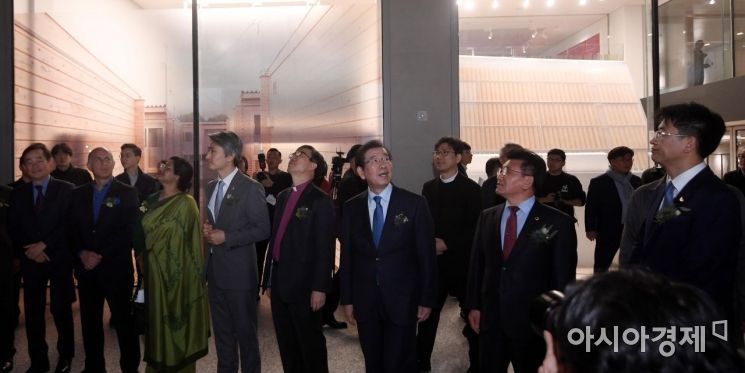 [포토] 서울도시건축전시관 둘러보는 박원순 시장